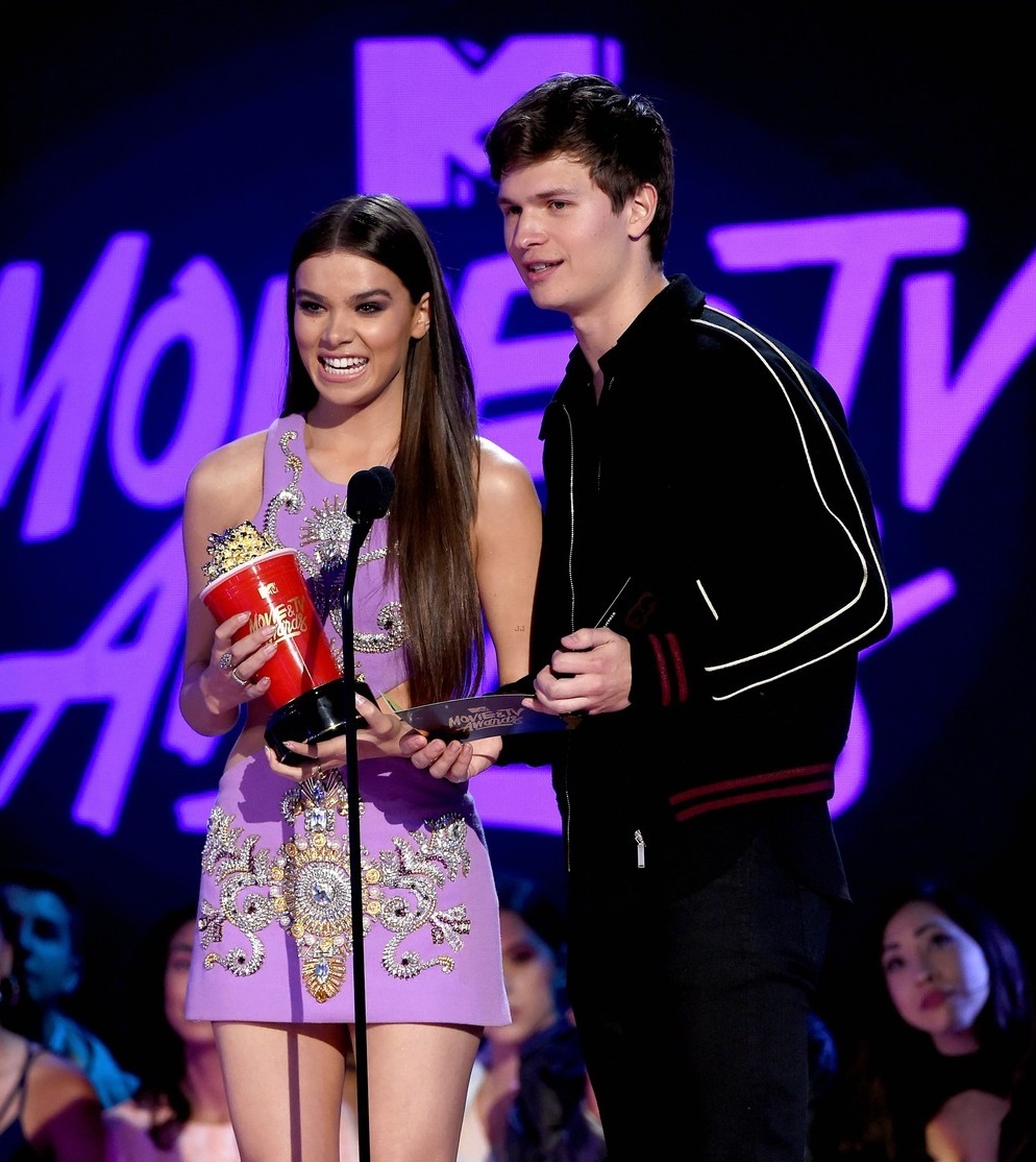 ansel-elgort-haile-steinfeld-have-a-lovefest-at-the-mtv04sd