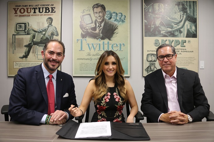 Dulce María firma contrato con  Imagen Televisión