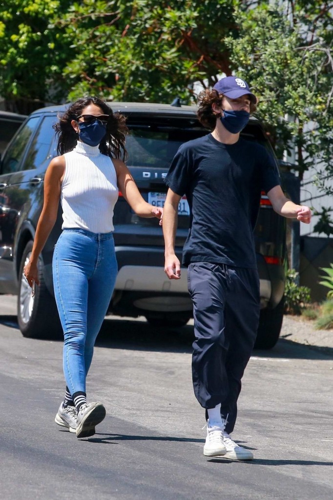 eiza-gonzalez-and-timothée-chalamet-step-out-for-a-casual-hike-in-los-angeles-280620_3